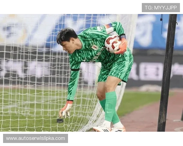 王大雷新赛季亮相 脏辫造型引关注